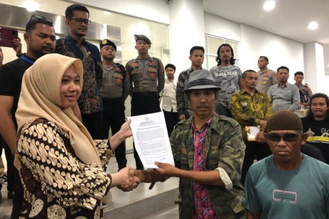 
					Warga Karossa Desak DPRD Sulbar Cabut Izin Tambang Pasir, Ini 4 Keputusan yang Dikeluarkan