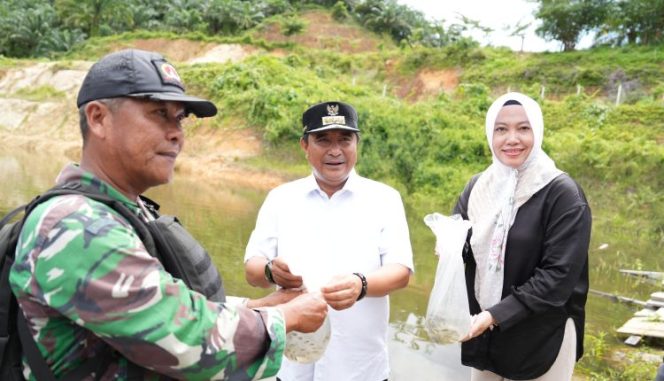 
					PJ Gubernur Sulbar Bersama ketua DPRD dan Pelajar Tebar Benih Ikan Nila di Sungai Budong-Budong, Dorong Ketahanan Pangan