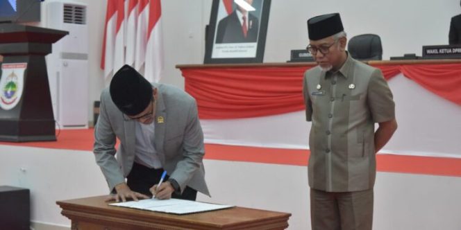 
					Rapat Paripurna DPRD , Penyerahan Pokir dan Persetujuan Ranperda Jasa Konstruksi.