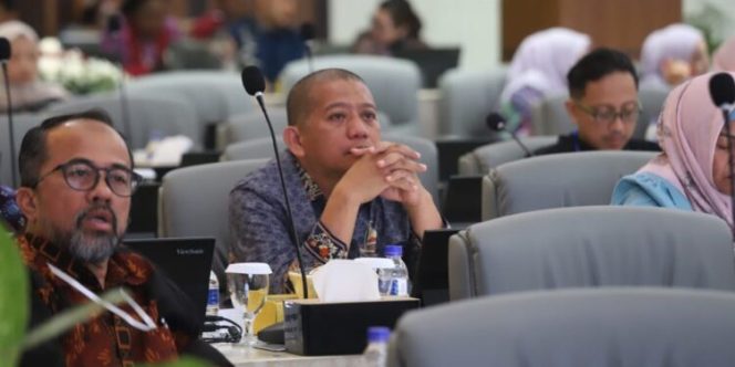 
					Sekretariat DPRD Sulbar komitmennya untuk meningkatkan kualitas pelayanan kepada Anggota Dewan.