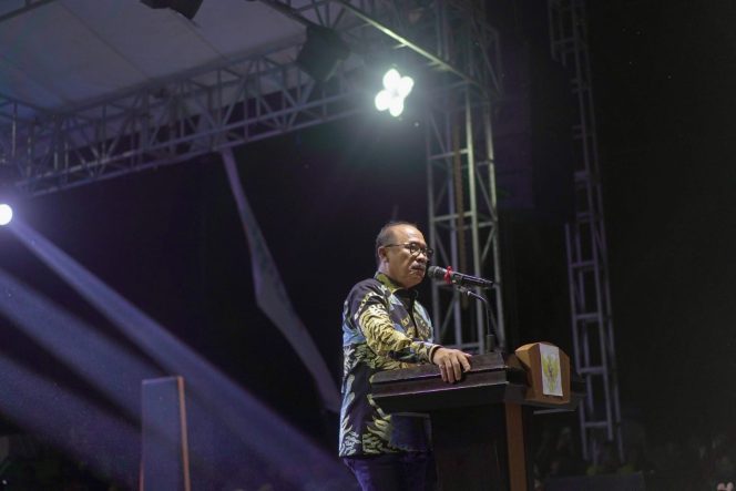 
					Suhardi Duka Serahkan Bantuan Peralatan, Diskoperindag Sulbar Dorong Hilirisasi Komoditas Lokal