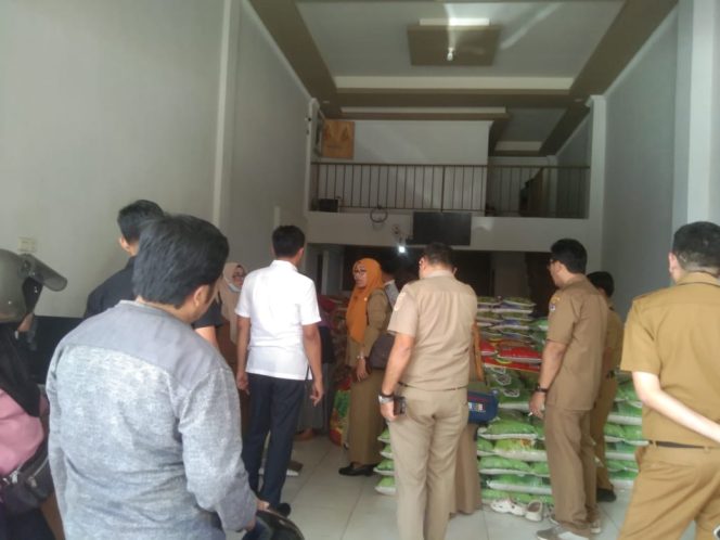 
					Koperindag Sulbar dan Satgas Pangan Temukan Pelanggaran Takaran dan Label pada Sidak Beras di Mamuju