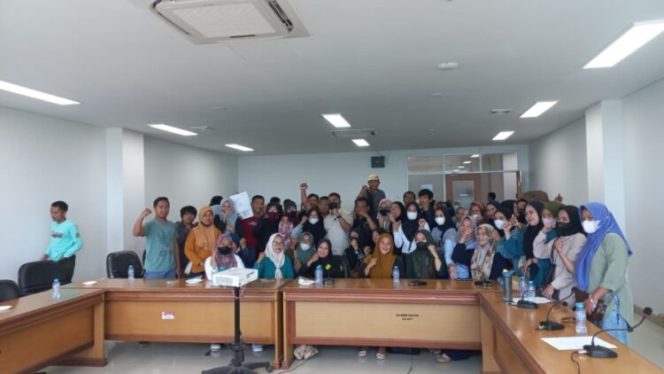 
					Komisi I DPRD Sulbar Gelar RDP Dengan Aliansi Tenaga Kontrak Bahas Polemik Penerimaan PPPK Paruh Waktu,