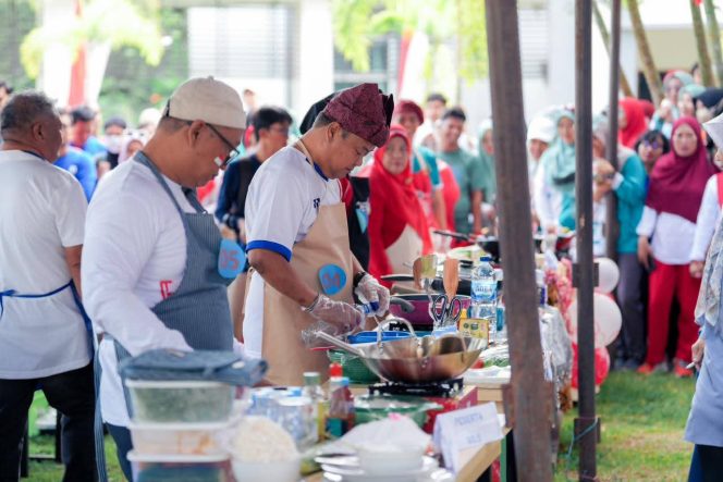 
					Sekwan DPRD Sulbar, Ikut Lomba Memasak Nasi Goreng Bersama Kepala OPD.