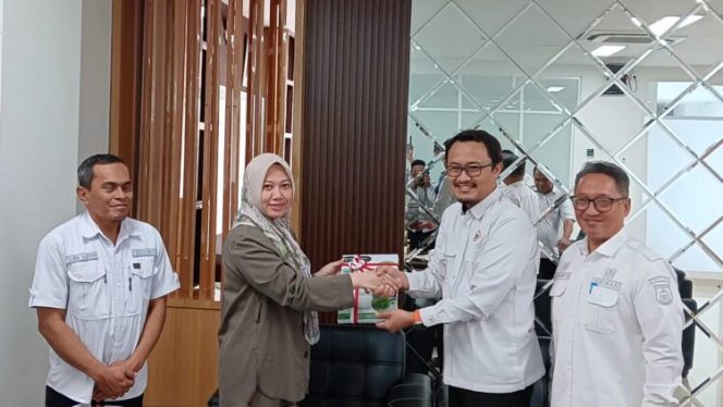 
					Terima LHP BPK Bidang Ketahangan Pangan, Ketua DPRD SULBAR, Komitmen Tindak Lanjuti Rekomendasi.