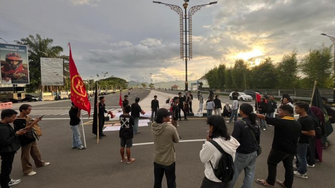 
					Aliansi Mahasiswa dan Pemuda Sulbar Gelar Aksi Damai Peringati May Day dan Hardiknas di Mamuju
