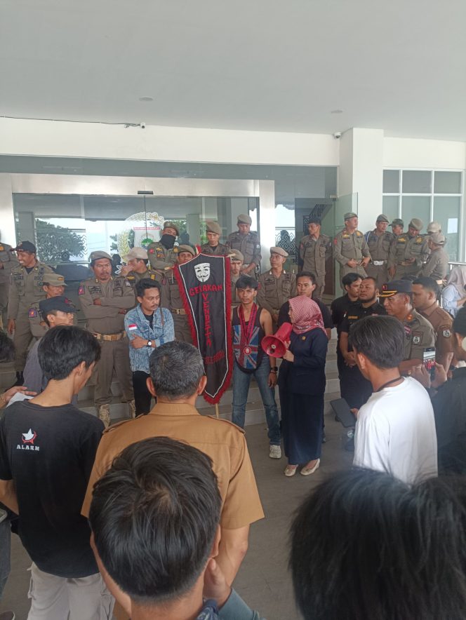 
					Puluhan Massa Aksi Soroti Dugaan Masalah Program MBG di Sulbar