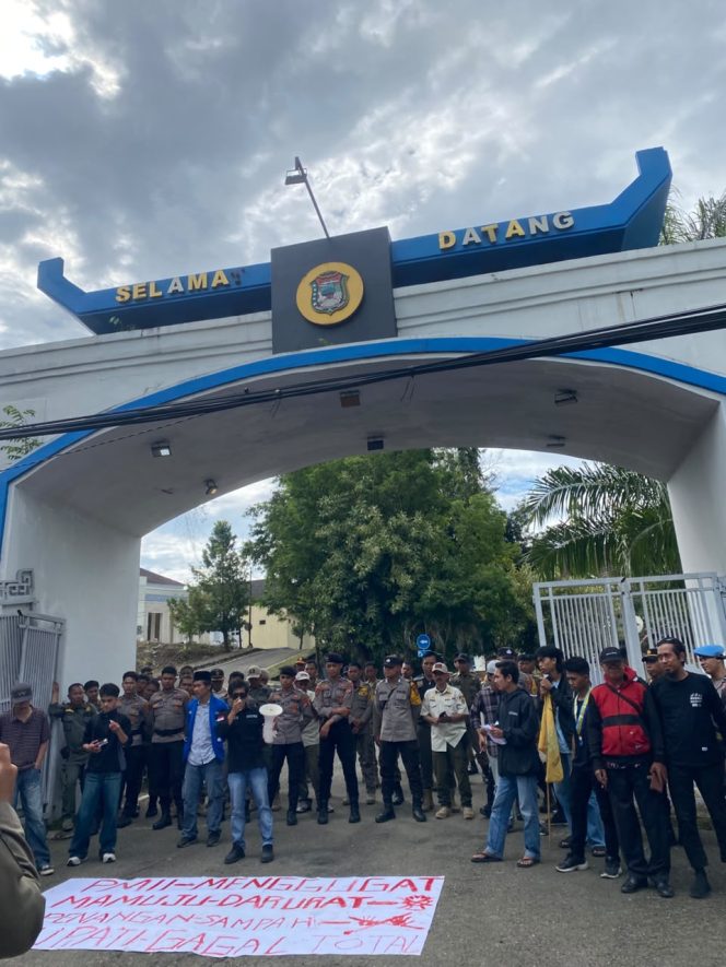 
					AKSI PMII DI KANTOR BUPATI MAMUJU BERAKHIR BENTROK DENGAN APARAT