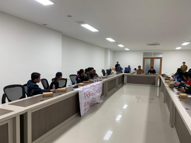 
					RDP DI DPRD SULAWESI BARAT, GMH SOROTI 750 PEKERJA LUAR SULBAR PADA PROYEK SEKOLAH RAKYAT : PT. Hutama Karya Tidak menjawab tuntutan.