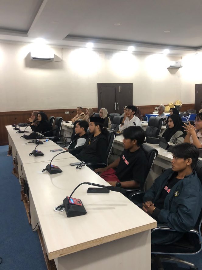 
					MOSI TIDAK PERCAYA TERHADAP KESERIUSAN DPRD MAMUJU TENGAH DALAM MENGAWAL PERSOALAN PROGRAM MAKAN BERGIZI GRATIS (MBG)