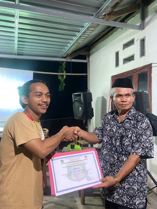 
					Ketua BPD Desa Lilimori Serahkan Sertifikat Penghargaan kepada Mahasiswa KKN Angkatan 6 UNIMAJU